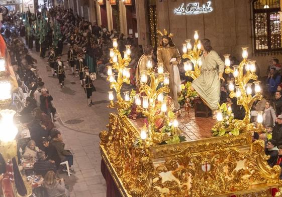 Trono y tercio del Santiago en el Lavatorio de los pies, en su estreno, bajando por la calle Cañón abarrotada de público sentado en las terrazas de los bares.