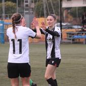 Miriam, pichichi del equipo y Miriam García celebran un gol en Ciudad Jardín.