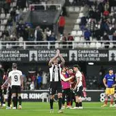 Pedro Alcalá aplaude a los seguidores albinegros tras lograr la victoria el pasado fin de semana frente al Andorra (1-0) en el Estadio Municipal Cartagonova.