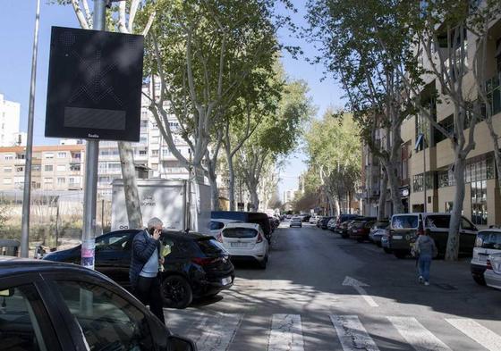 Un hombre cruza junto al panel de la calle Príncipe de Asturias.