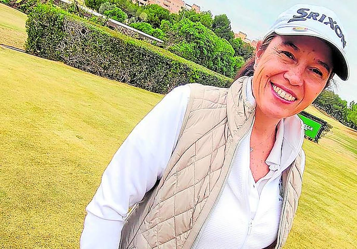 Asunción Delgado en el 'putting green' de Golf Altorreal.