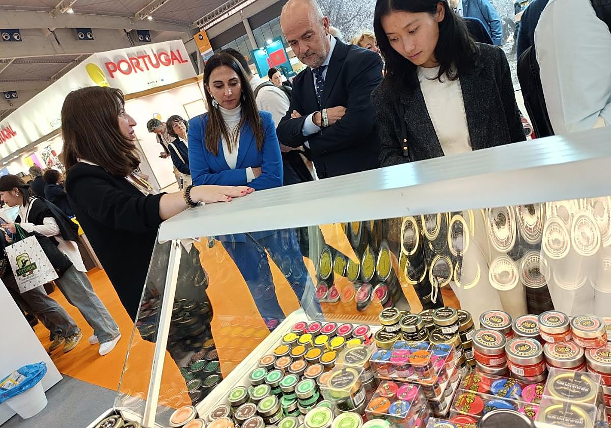 La consejera Sara Rubira visitó a los expositores regionales. En la imagen, visitando el estand de Eurocaviar.