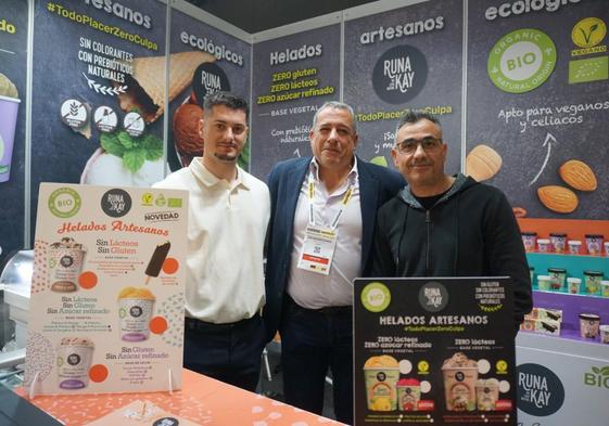 Miembros de Runakay, en el estand de la marca.