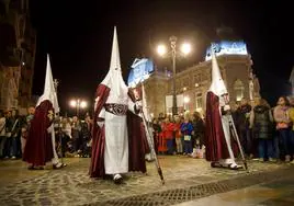 Tercio del Descendimiento, este viernes, con el Palacio Consistorial al fondo y público de pie.