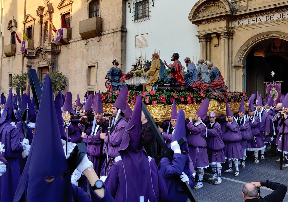 La Santa Cena sale de la Iglesia de Jesús, este viernes, en la Mañana de Salzillo de Murcia.