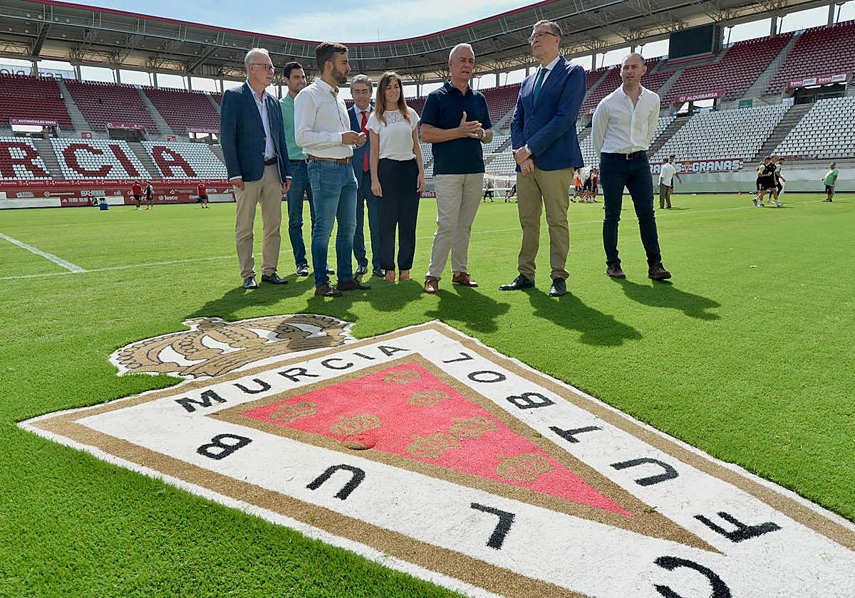 El alcalde José Ballesta, dialoga con Felipe Moreno, junto a la vicealcaldesa Rebeca Pérez y otros de sus concejales en la visita al Enrique Roca del pasado 1 de septiembre.