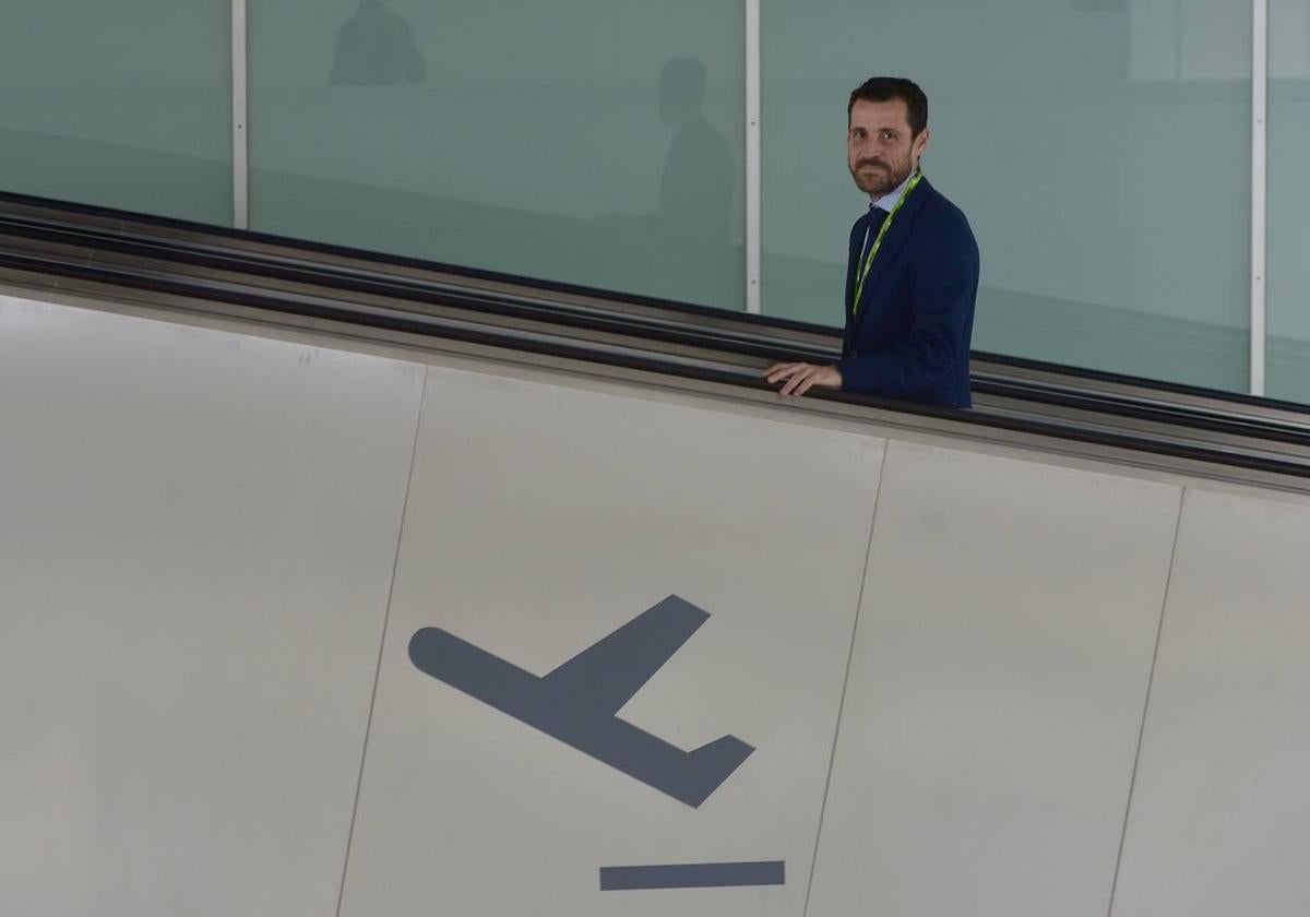 Carlos San Martín, en las escaleras mecánicas del Aeropuerto Internacional de la Región.