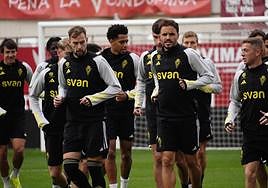 El Real Murcia, con Pedro León y Carrillo al frente, en una sesión de entrenamiento en el Enrique Roca.