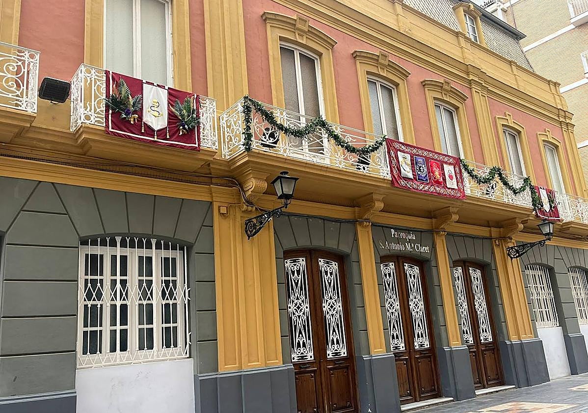 Imagen principal - En orden, el segundo y tercer premio, así como el reconocimiento al más original.