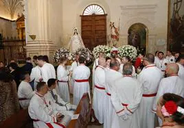 Estantes y cofrades junto a las imágenes del Resucitado y de la Virgen de la Encarnación, en la iglesia de San Patricio de Lorca, este domingo por la mañana.