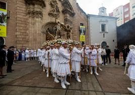 Estantes de un paso del Resucitado en Murcia, este domingo, en la iglesia de Santa Eulalia.