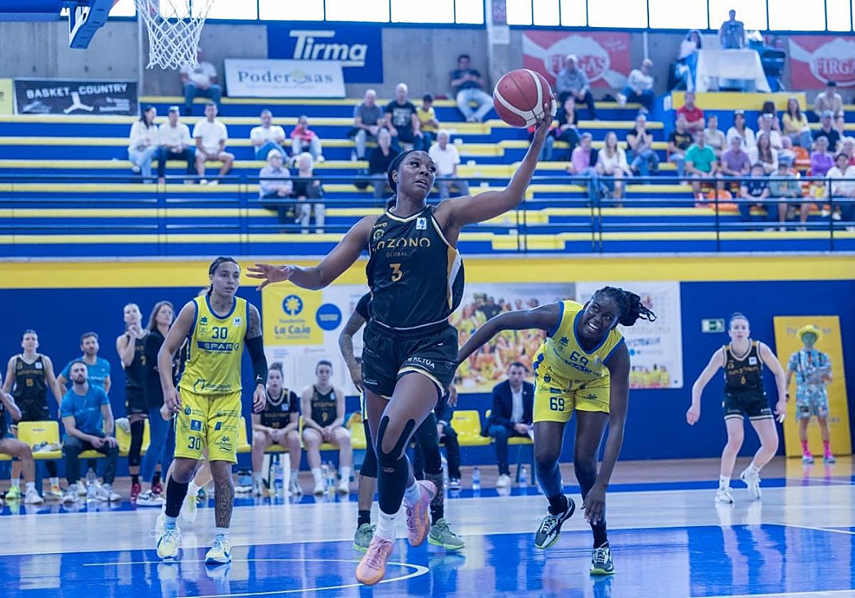 Chelsea Nelson, del Jairis, coge un rebote en el partido de ayer.