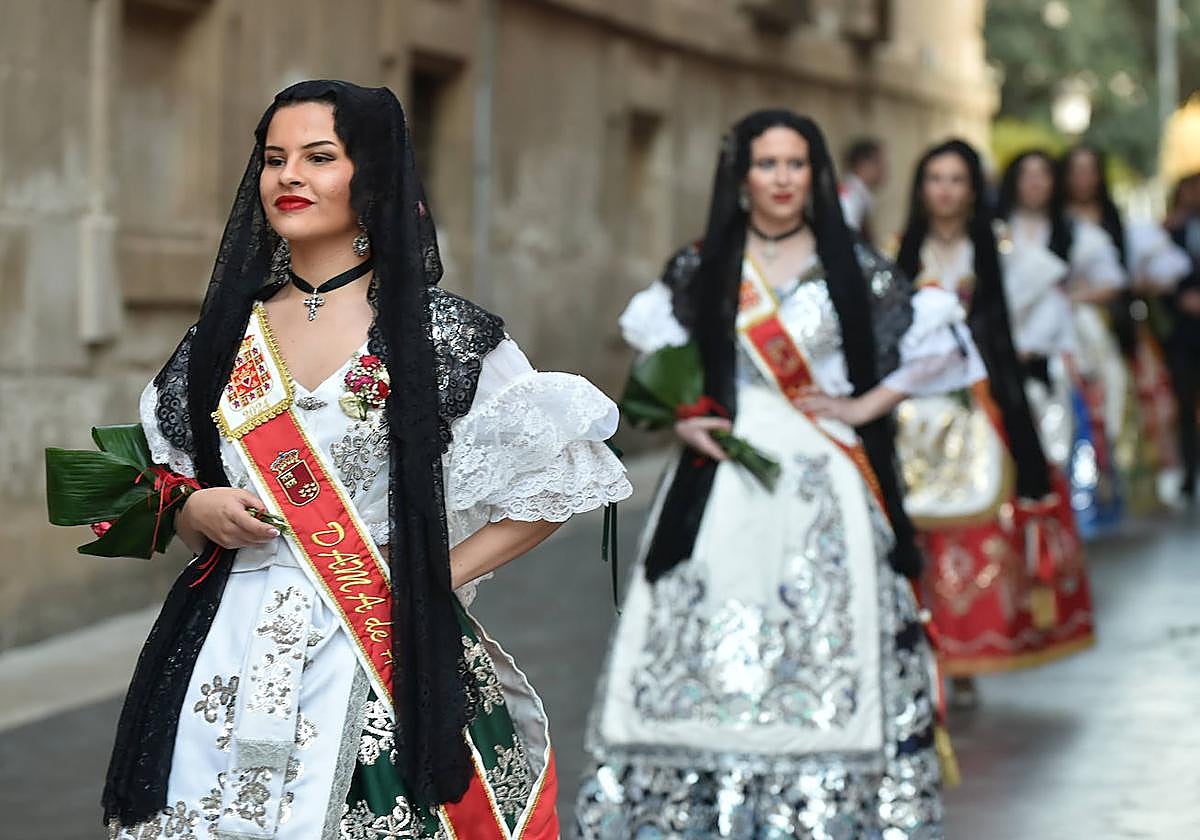 Las damas de la Reina de la Huerta se dirigen a Belluga con flores para la Morenica.