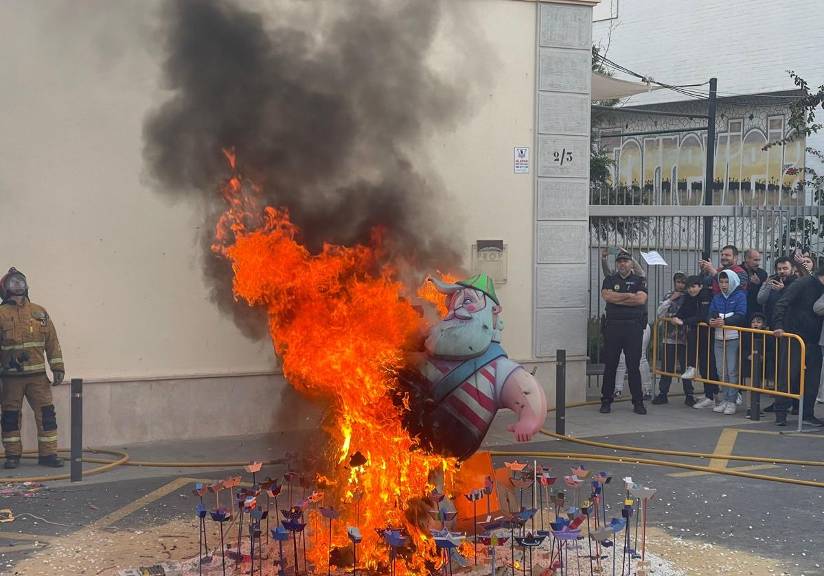 La hoguera Salitre sucumbe al fuego este lunes en la plaza de la Constitución.