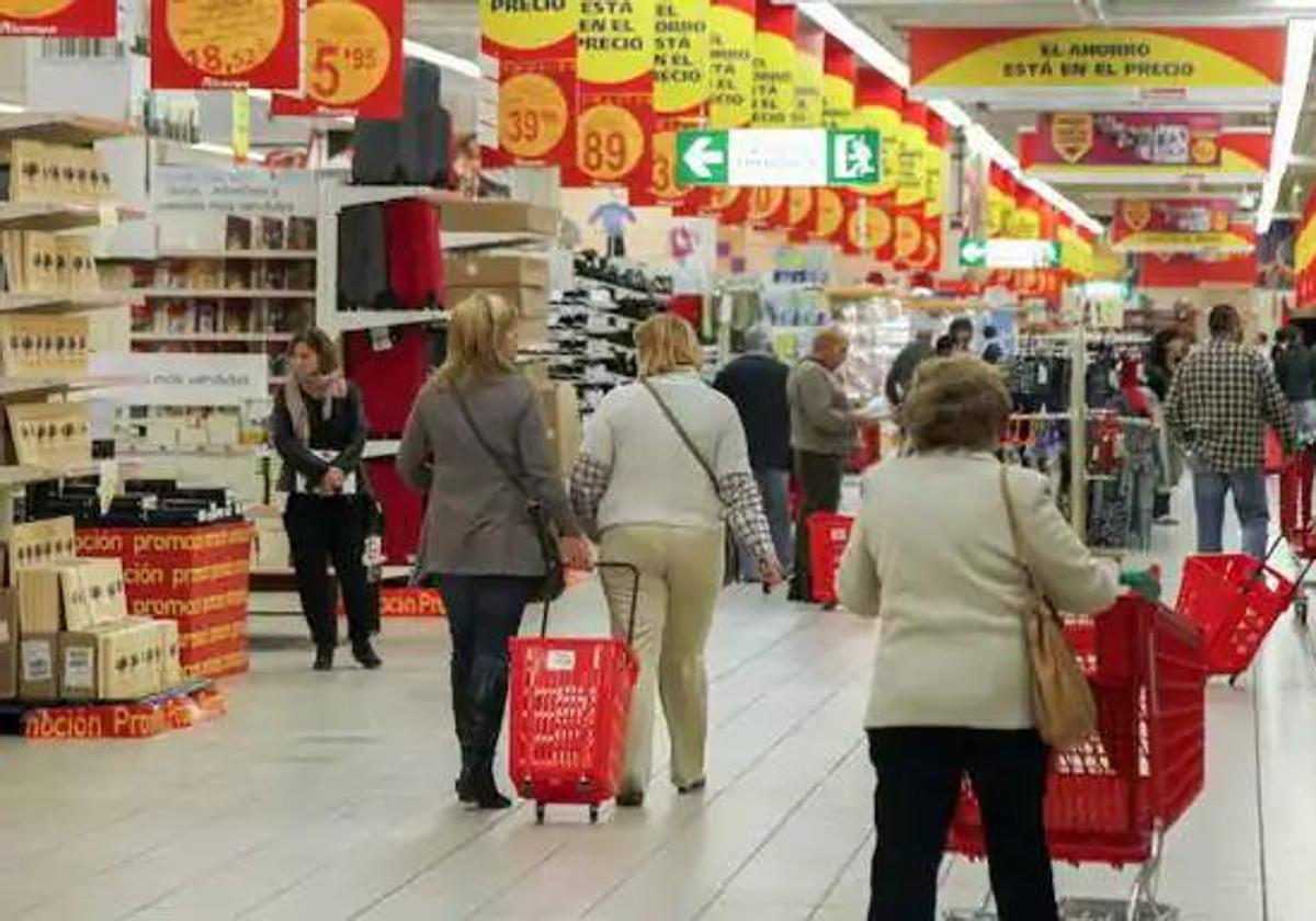 Clientes en un supermercado, en una imagen de archivo.