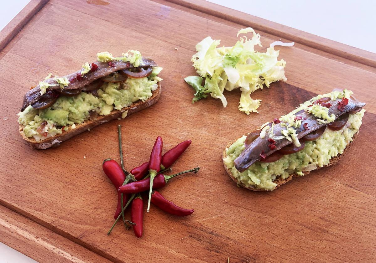 Tostas de guacamole y anchoas.