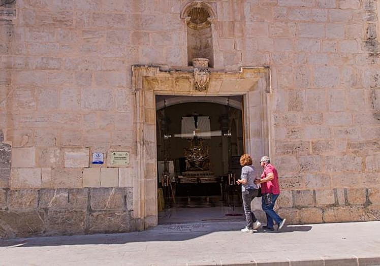 Dos personas observan a La Diablesa desde la misma puerta del museo, el pasado marzo