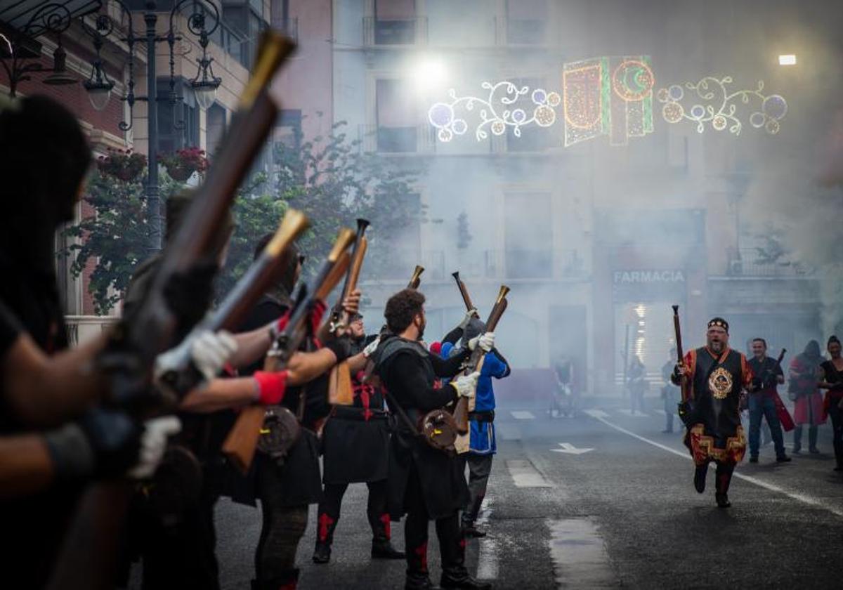 Disparo de trabucos durante las pasadas fiestas de Moros y Cristianos.