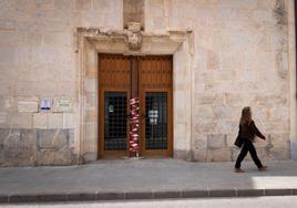 Dos barras de hierro sostienen el dintel del pórtico de acceso al Museo Arqueológico.