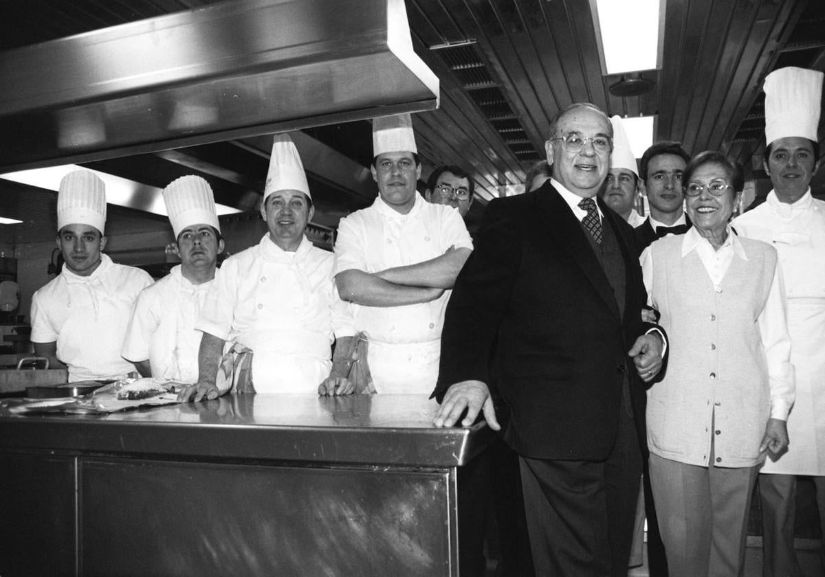 Raimundo y su mujer Encarna, con el equipo del restaurante.