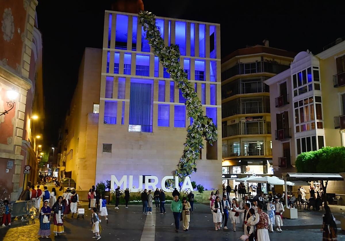 El edificio Moneo, iluminado de azul.