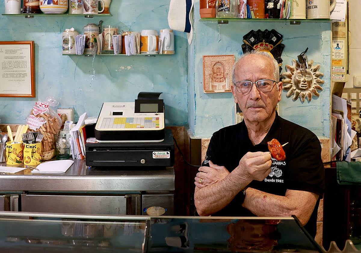 Manuel Escalona, tras la barra de Las Jarras y su 'recluta' en ristre.