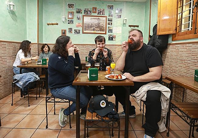 La ingeniera Silvia Pérez, el músico Jorge Guirao y el DJ y productor Rafa López 'Don Fluor', clientes habituales, hincan el diente a unos 'reclutas'.