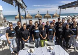 El equipo humano de cocina y sala de Bonobo Playa.