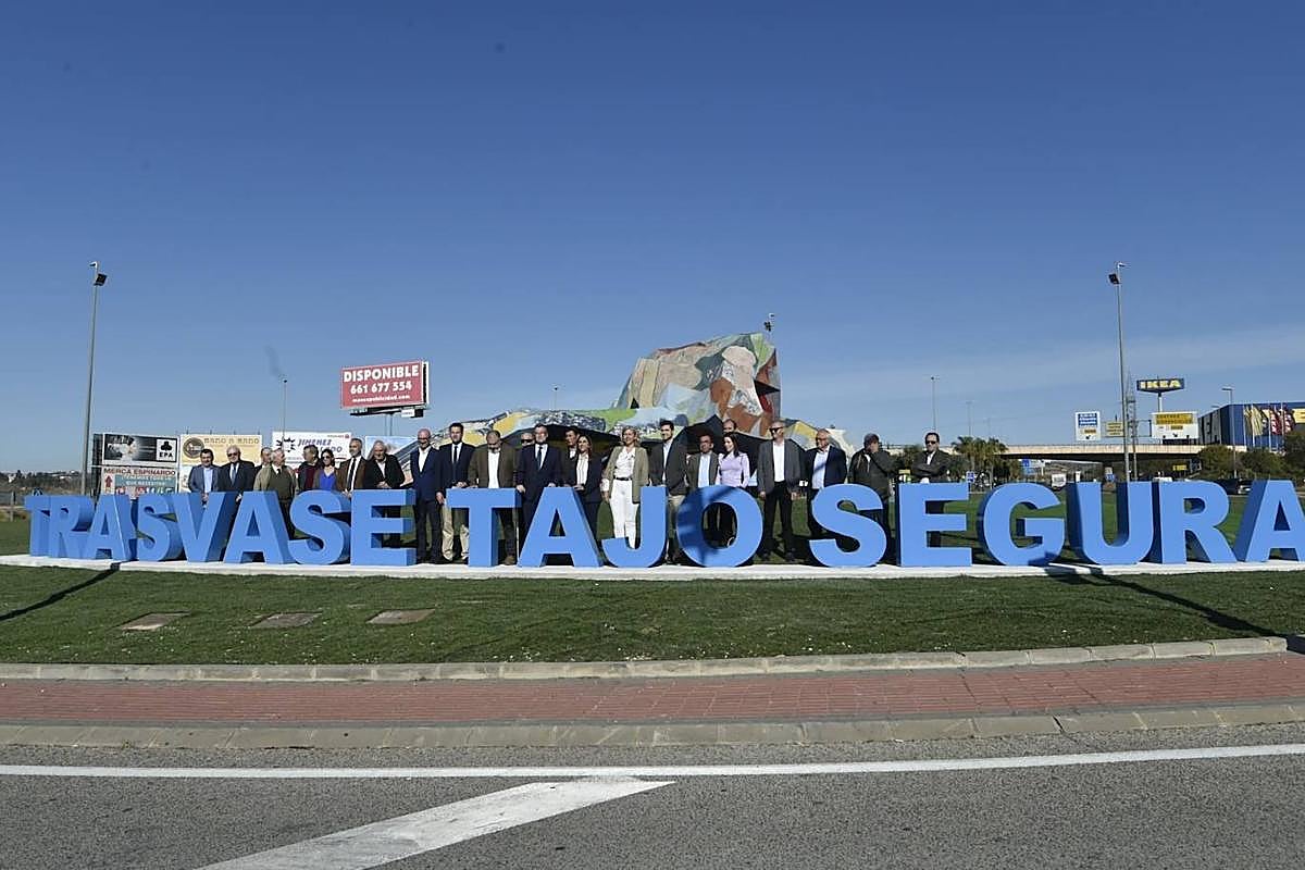 Acto de inauguración de las letras instaladas junto a la escultura de Cristobal Gabarrón.