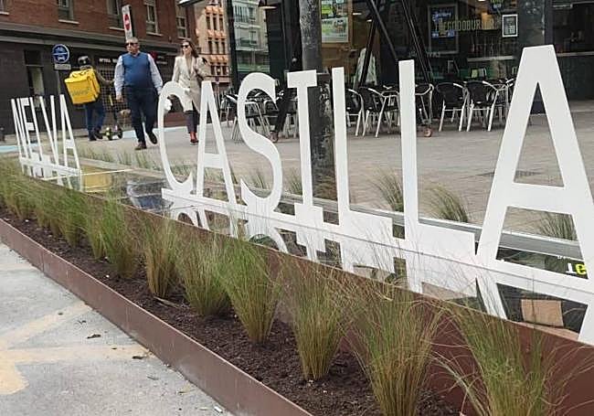 Esculturas en homenaje a las acequias instaladas hace días en Murcia.