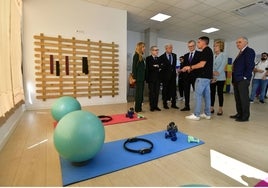 El presidente de la Aecc, Ramón Reyes y el consejero de Salud, Juan José Pedreño, atienden junto a otros cargos las explicaciones del preparador físico Eduardo Mirete en el nuevo Centro de Actividad Física y Deporte para pacientes oncológicos de la Aecc en Murcia.