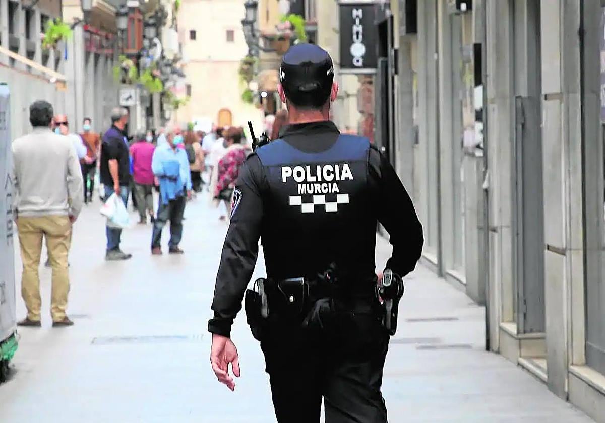 Un agente de la Policía Local de Murcia, en una imagen de archivo.