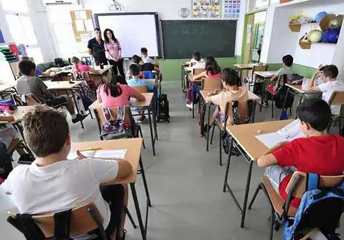 Alumnos de Murcia realizan exámenes, en una imagen de archivo.