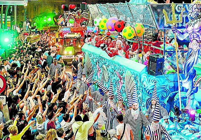 Desfile del Entierro de la Sardina. Carrozas y sardineros pasean por las calles de Murcia, el año pasado.