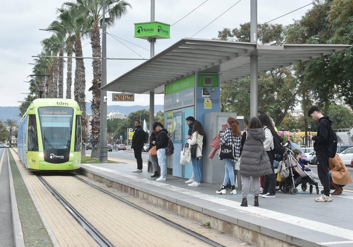 Pasajeros esperan el tranvía en la avenida Juan Carlos I de Murcia, en una foto de archivo.