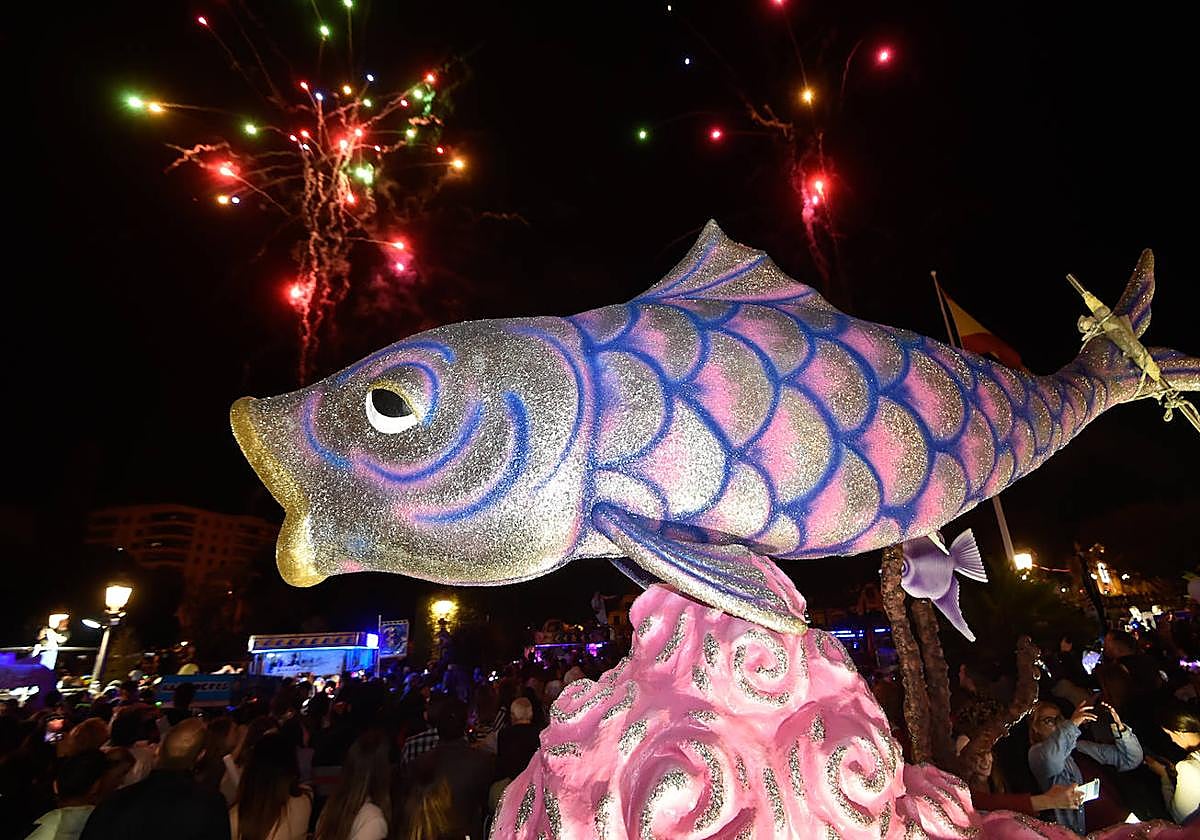Desfile de llegada de la Sardina a Murcia, este jueves.
