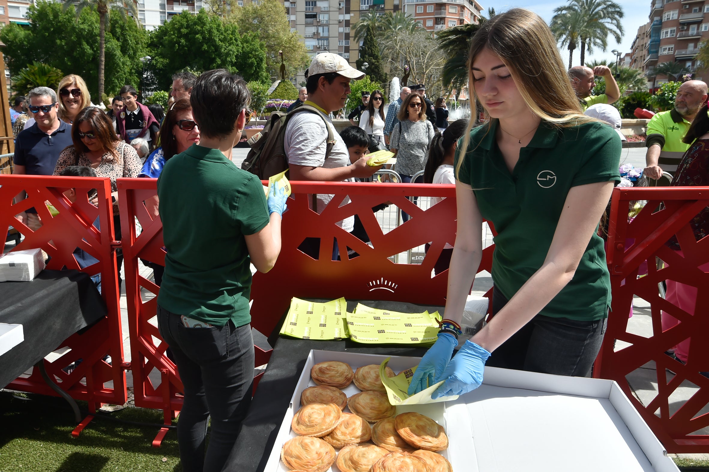 El reparto de pasteles de carne en la Circular, en imágenes
