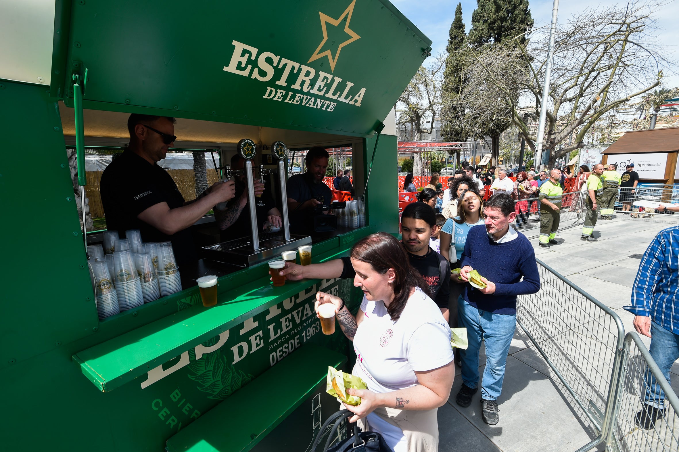 El reparto de pasteles de carne en la Circular, en imágenes