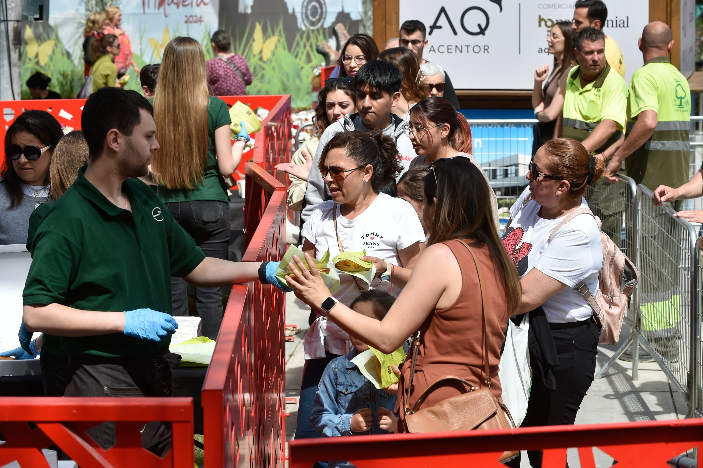El reparto de pasteles de carne en la Circular, en imágenes