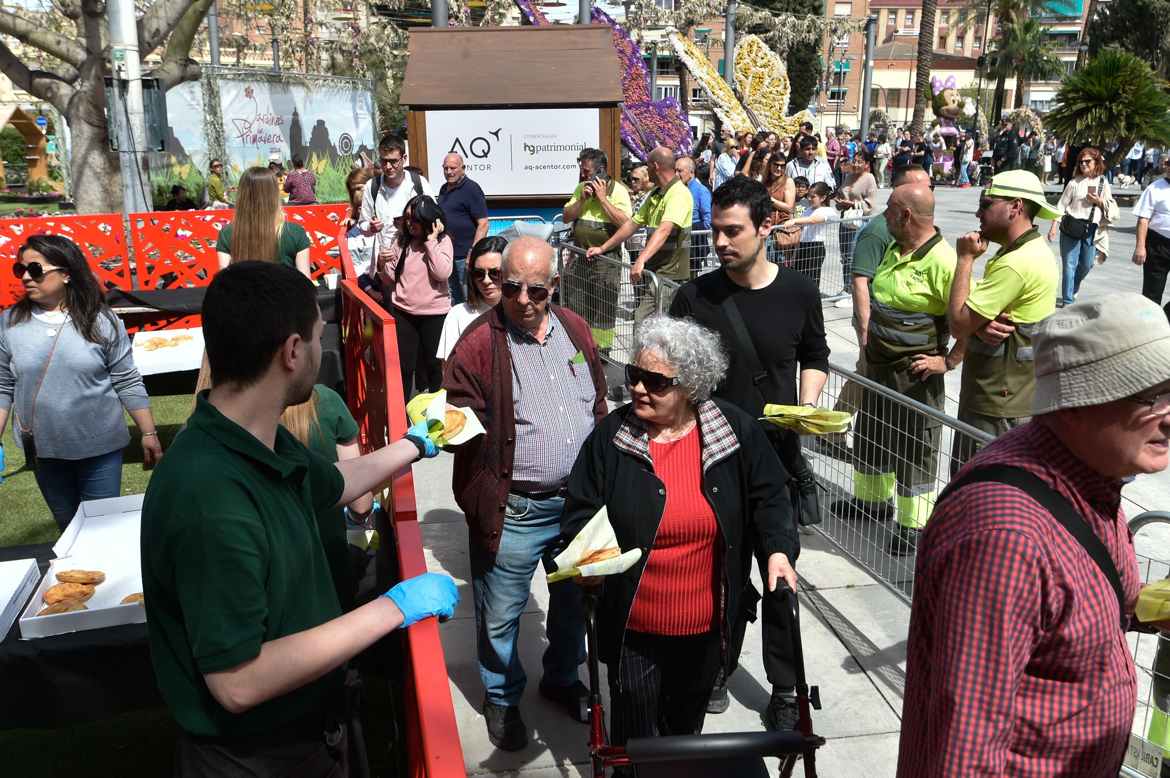 El reparto de pasteles de carne en la Circular, en imágenes