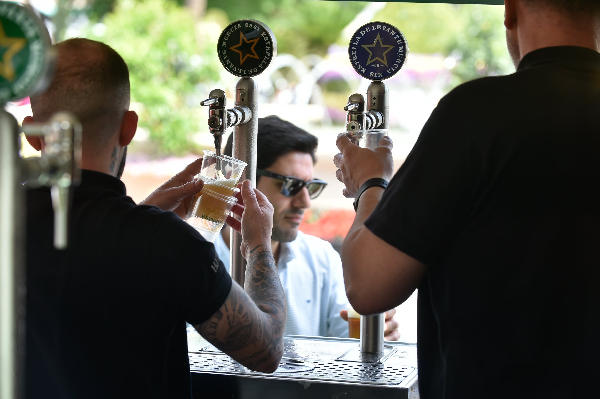 El reparto de pasteles de carne en la Circular, en imágenes