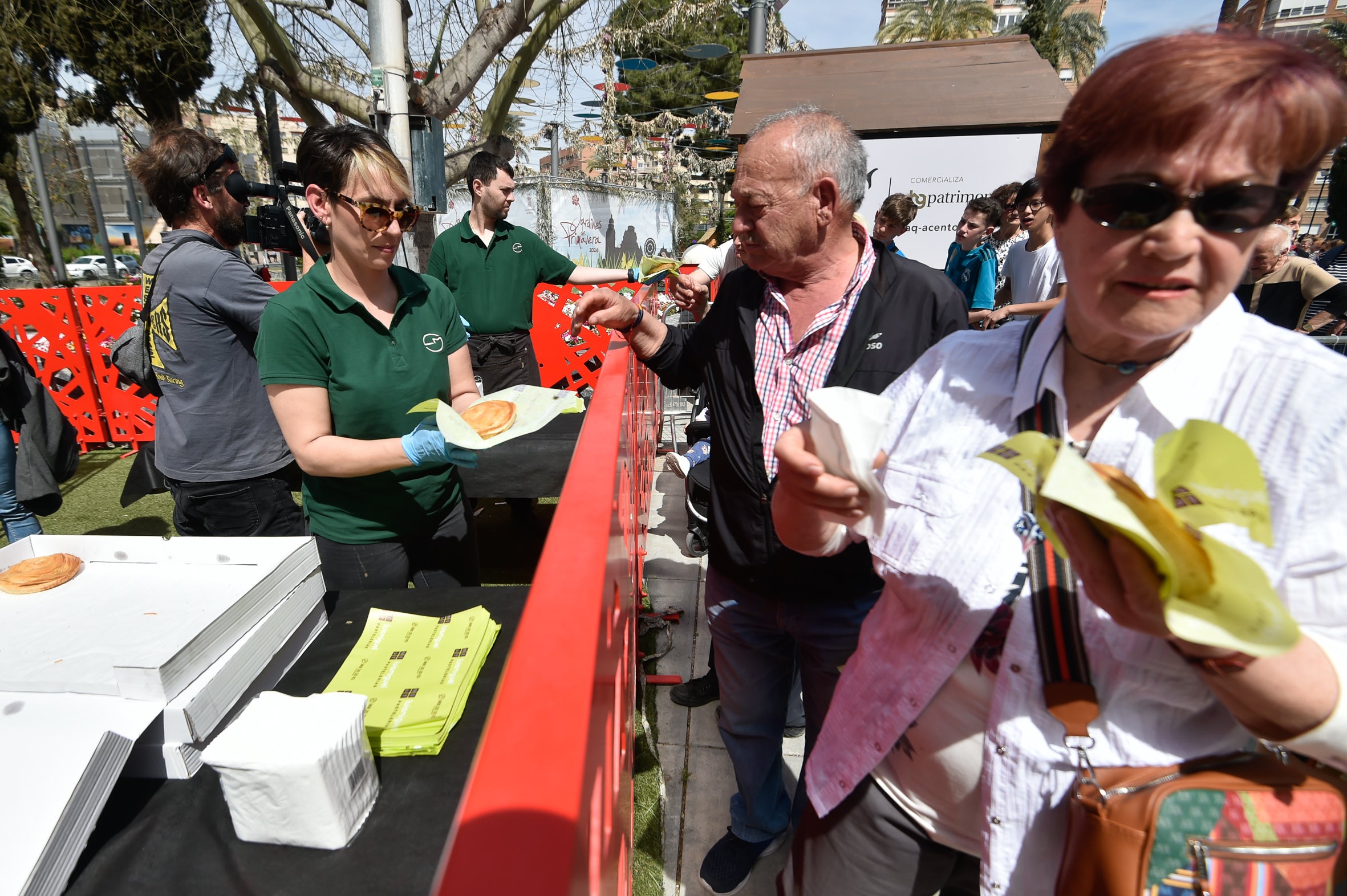 El reparto de pasteles de carne en la Circular, en imágenes