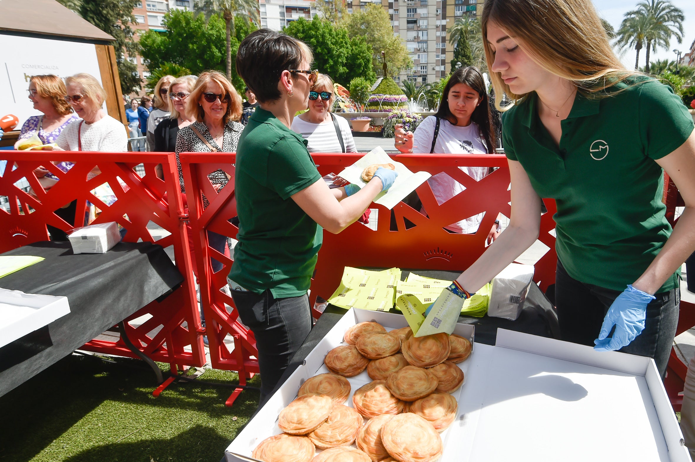El reparto de pasteles de carne en la Circular, en imágenes