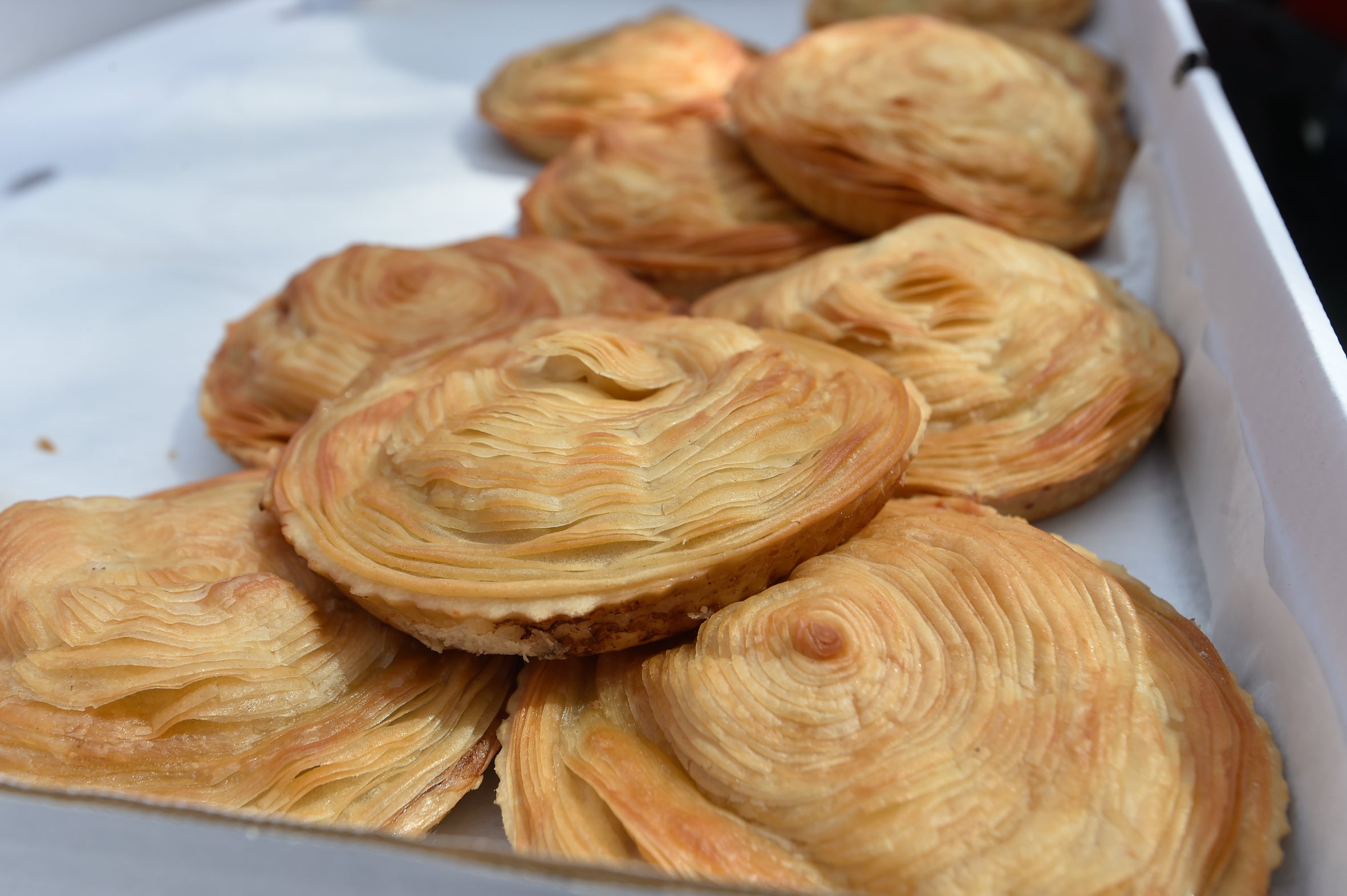 El reparto de pasteles de carne en la Circular, en imágenes