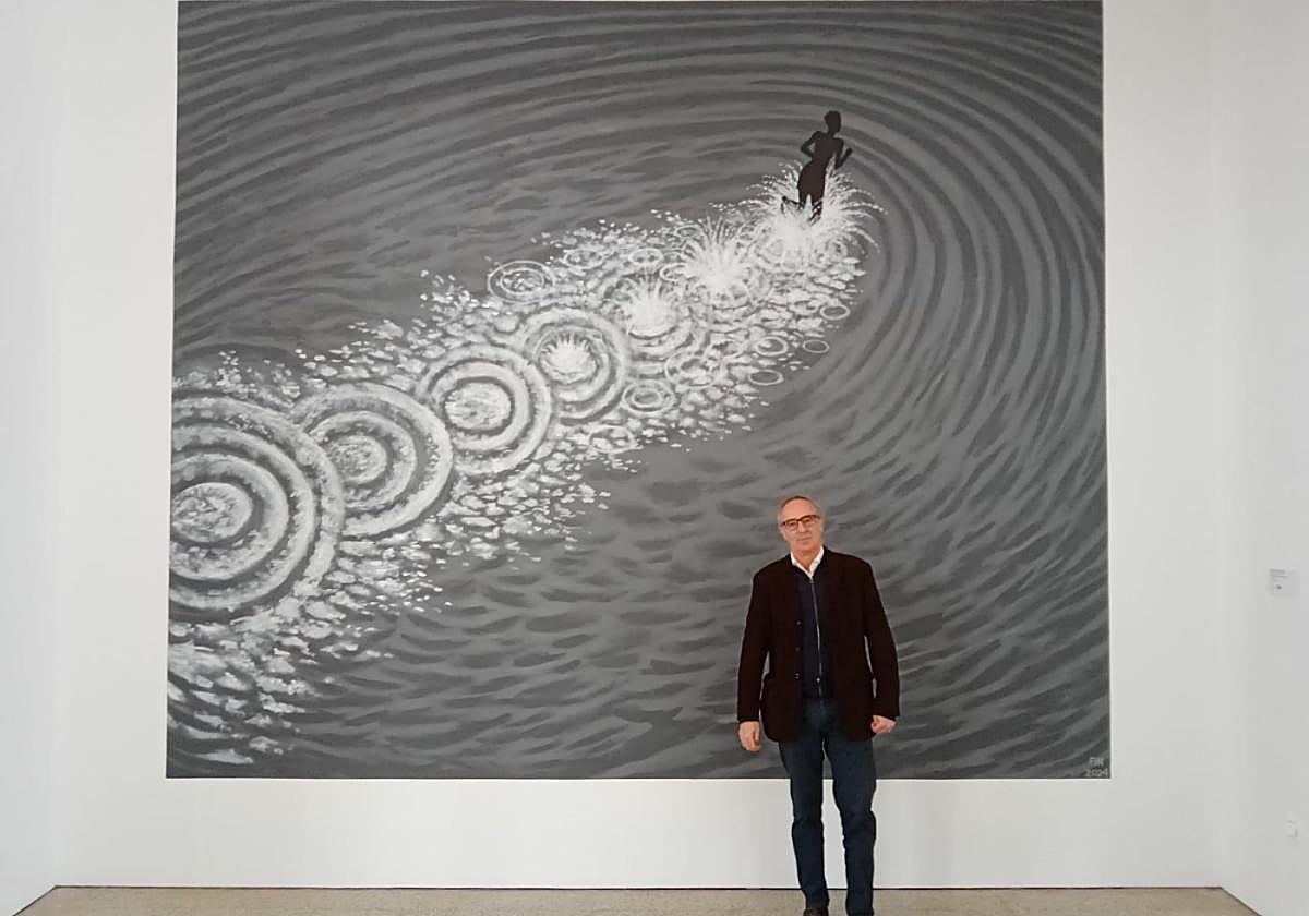 Jorge Fin, delante de su mural 'La infancia de Iván', que durante un año se expondrá en el Museo Ruso de Málaga.