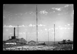 Imagen de la Estación de Telegrafía y Radio Costera, con el Faro de Cabo de Palos al fondo, realizada a principios del siglo XX.