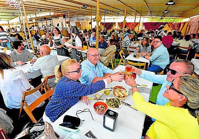 Barracas. 36 puestos repartidos por la ciudad ponen el toque gastronómico a las fiestas.
