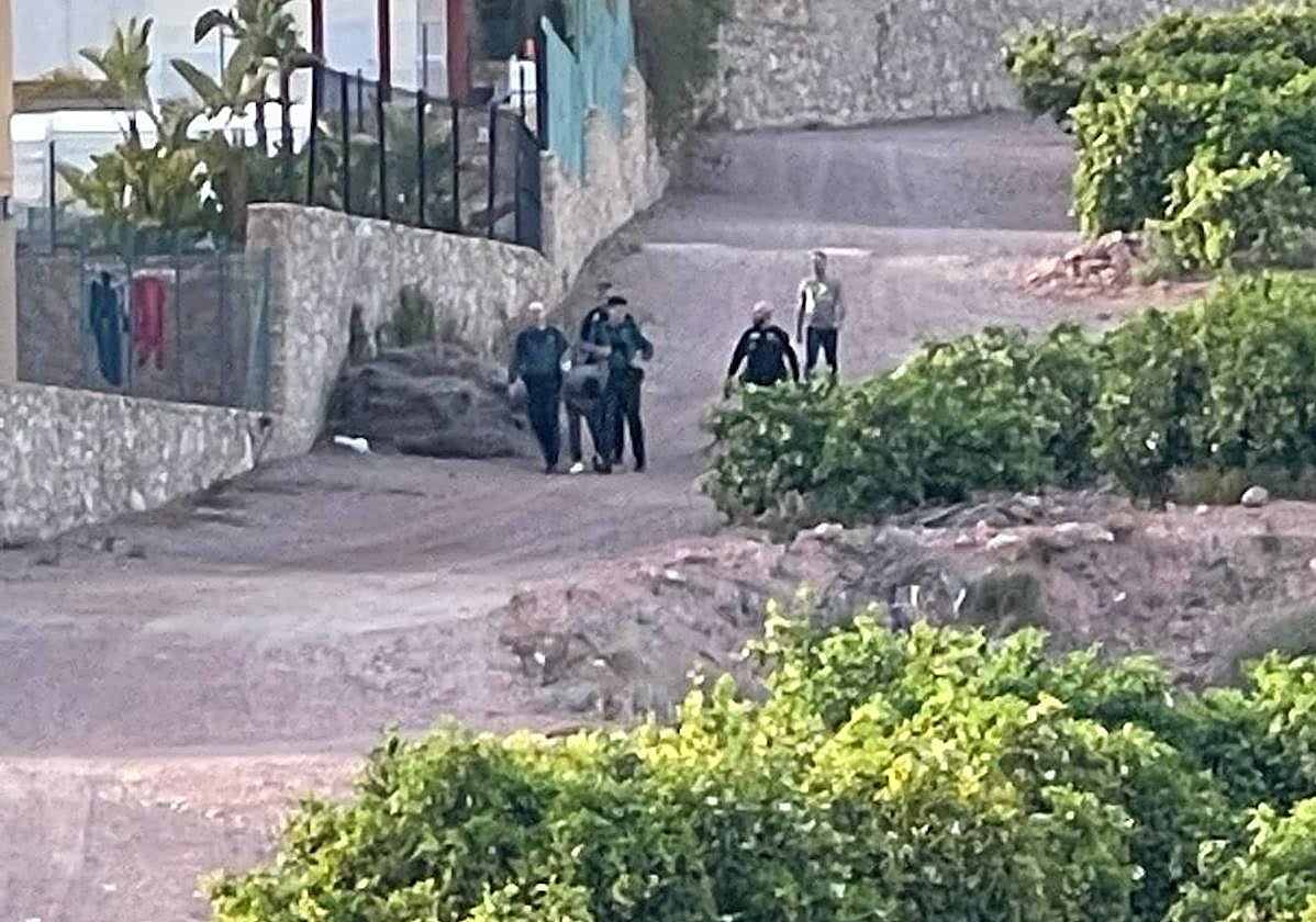 Los agentes encuentran al hombre en un huerto y lo detienen.