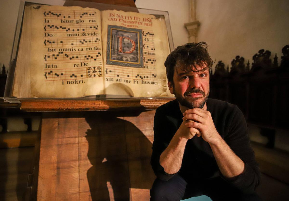 Jorge Losana, junto a un libro coral que alberga el Museo de la Catedral de Murcia.