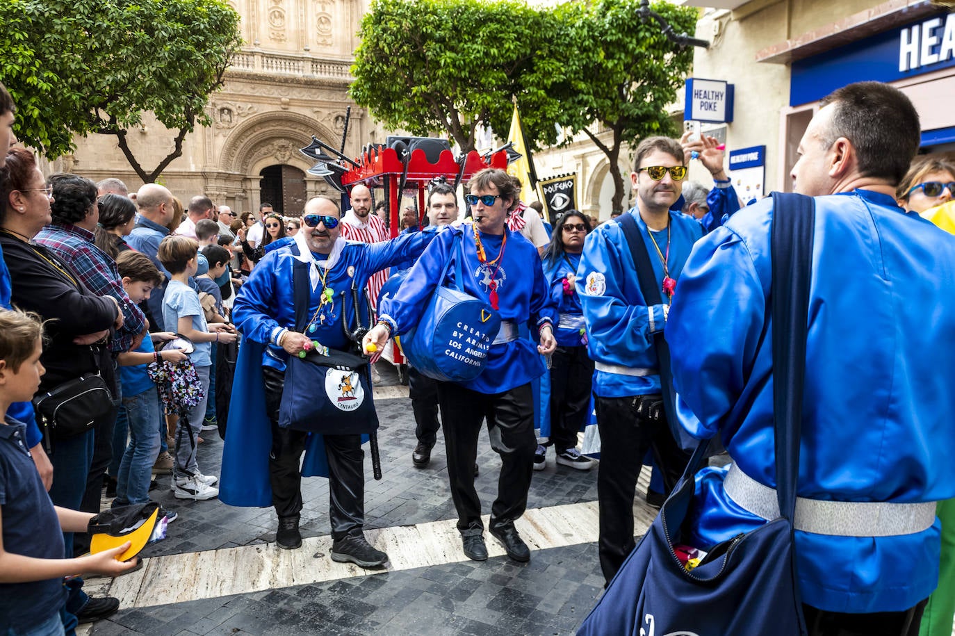 El pasacalles y desfile de Doña Sardina, en imágenes